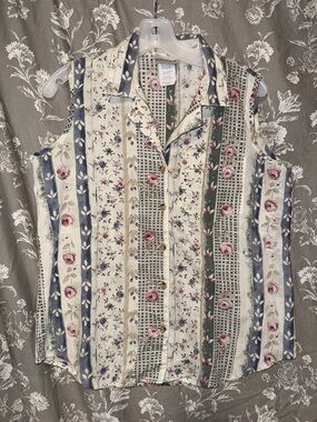 Vintage Fashion Bug Sleeveless Collared Floral Button Up Shirt Cottage Core